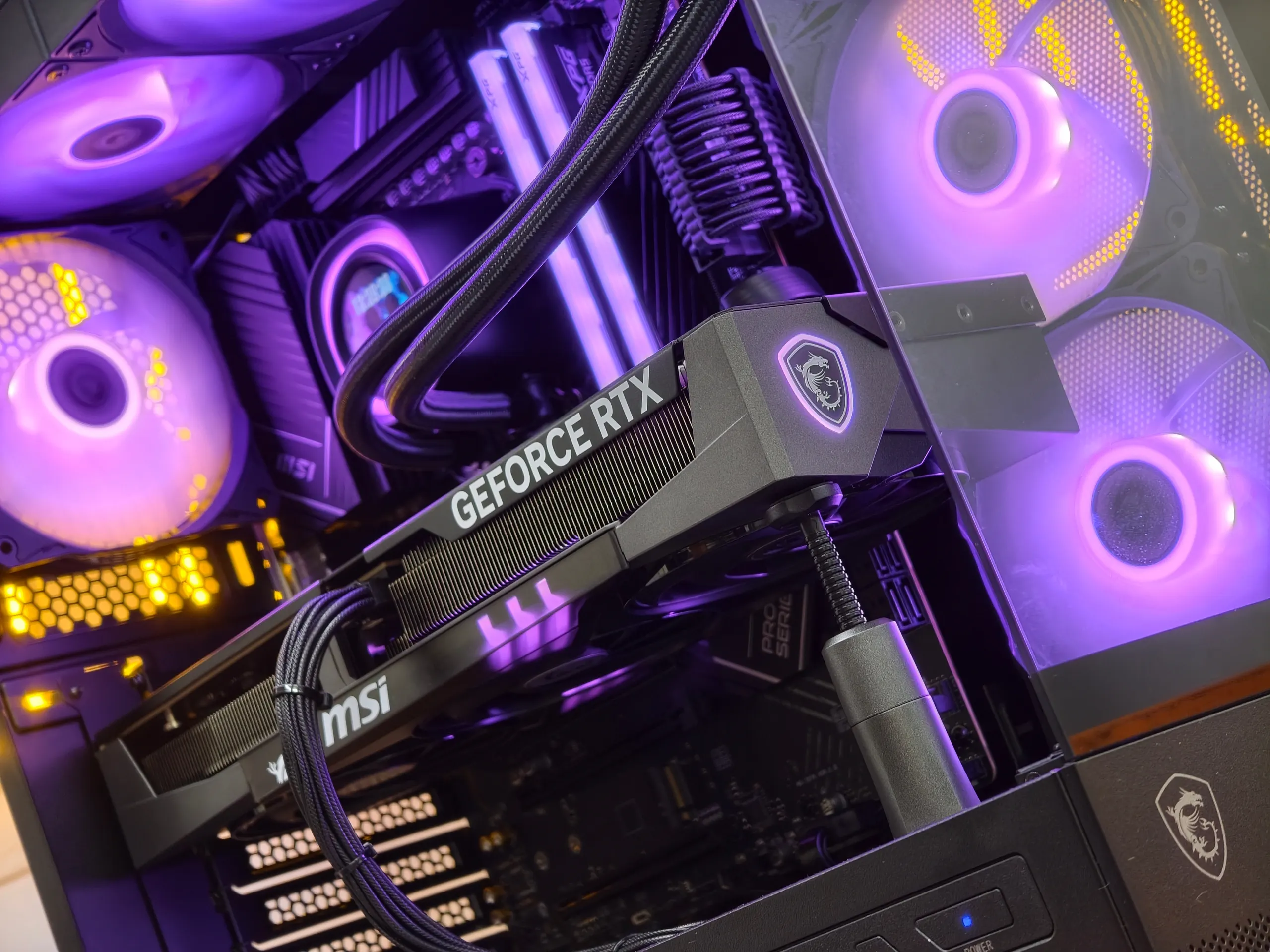 Крупный план видеокарты GeForce RTX в сборке с RGB-подсветкой